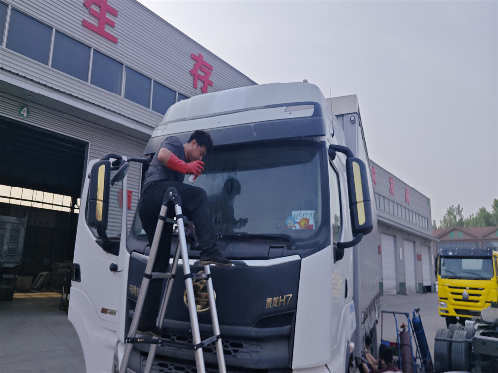 Central axle curtainside truck