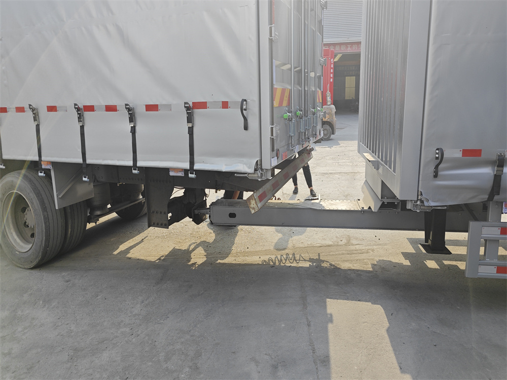 Central axle curtainside truck