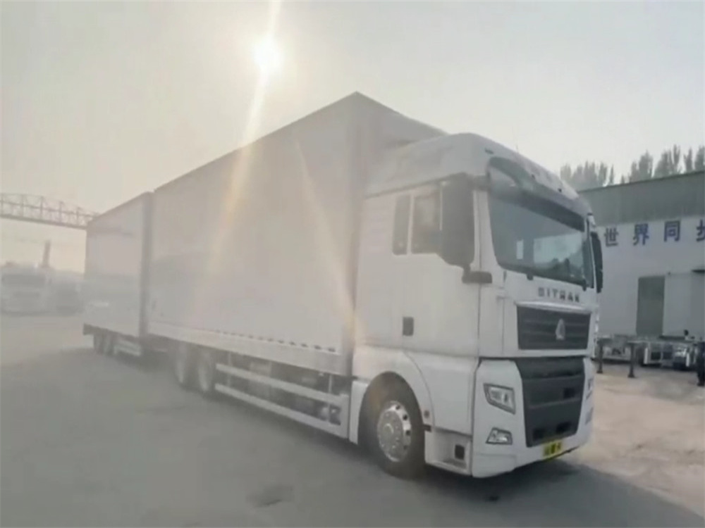 Central axle curtainside truck