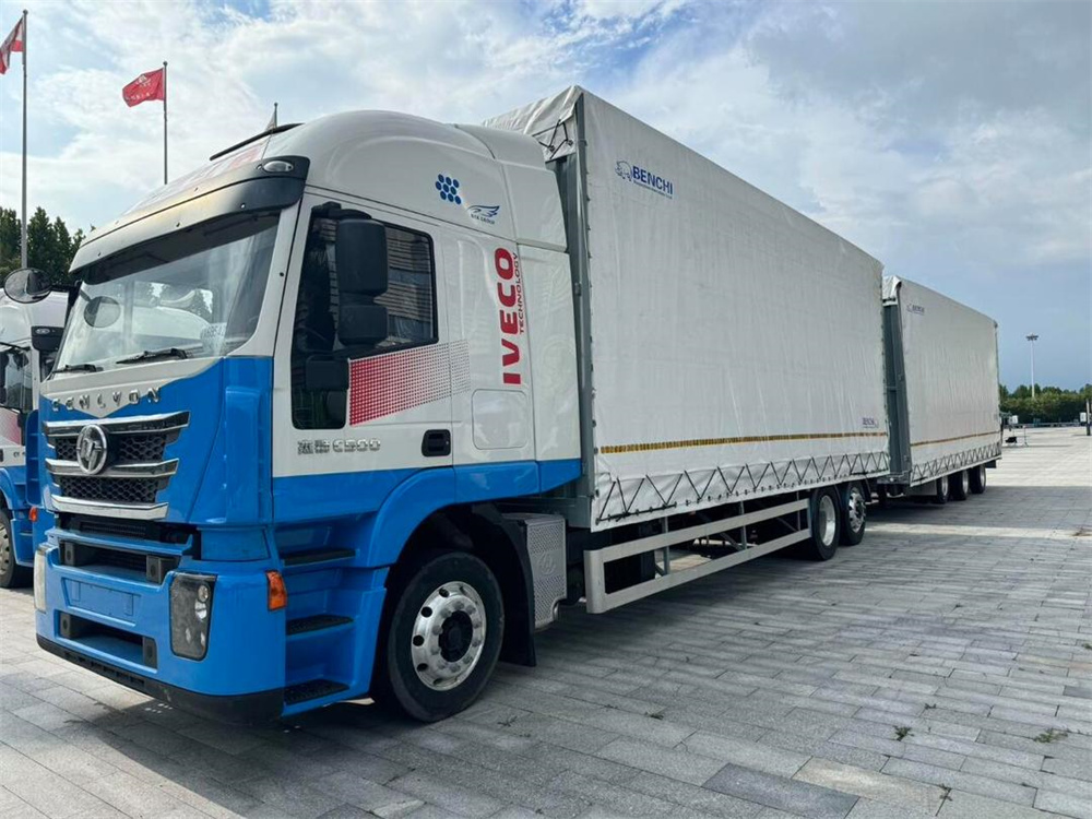 Central axle curtainside truck