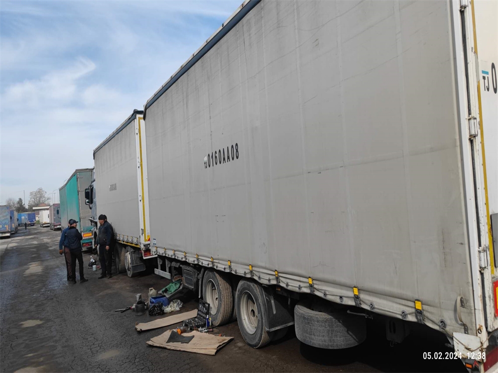 Central axle curtainside truck