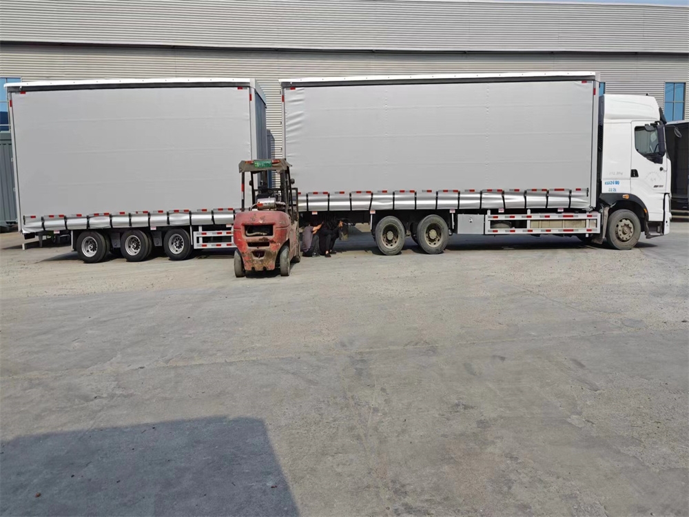 Central axle curtainside truck