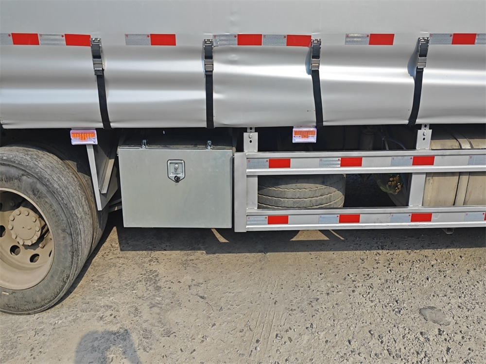 Central axle curtainside truck